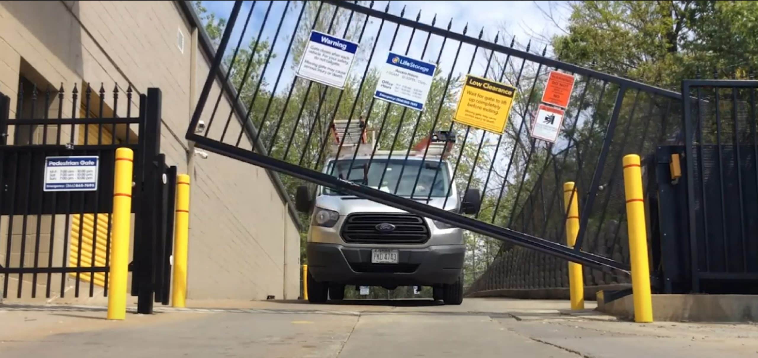 automatic gate lifting to let a vehicle through